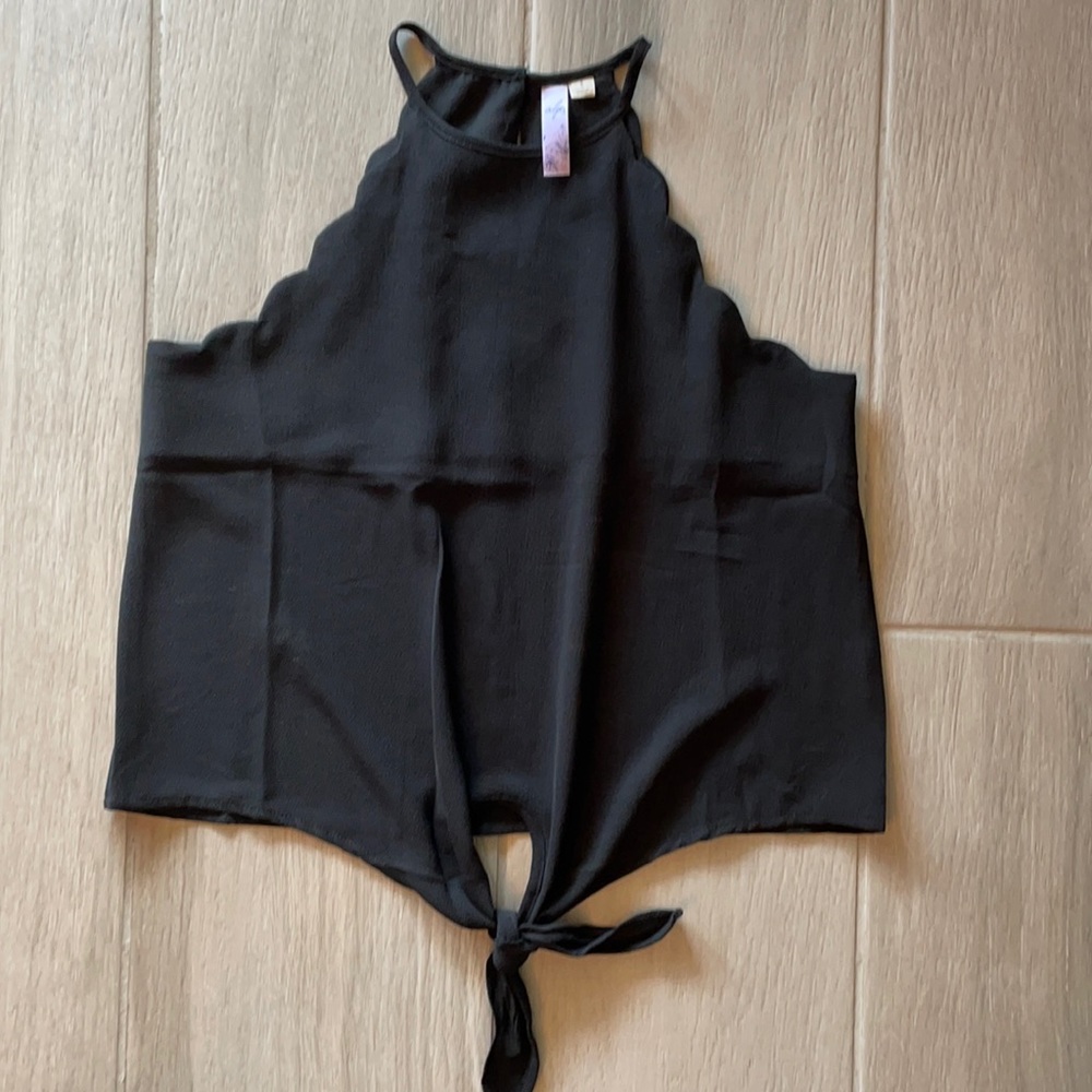Black top with cut out sides and a tie